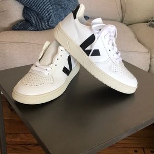 Veja V-10 Extra White w/black